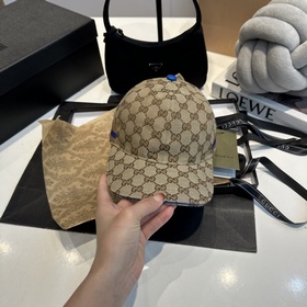 這款單品出自Gucci Lido系列，設(shè)計靈感源自意大利海岸的夏日風情和海灘俱樂