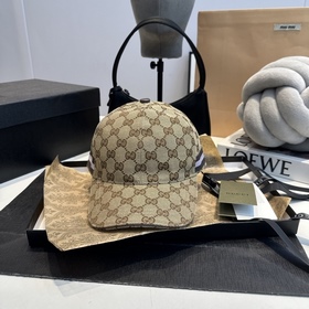 這款單品出自Gucci Lido系列，設(shè)計靈感源自意大利海岸的夏日風情和海灘俱樂