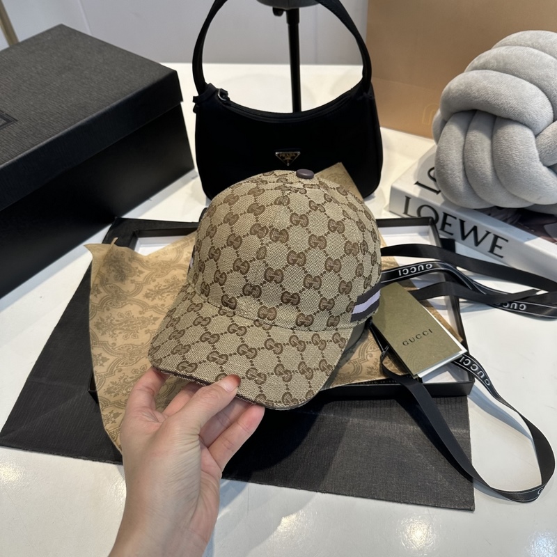 這款單品出自Gucci Lido系列，設計靈感源自意大利海岸的夏日風情和海灘俱樂