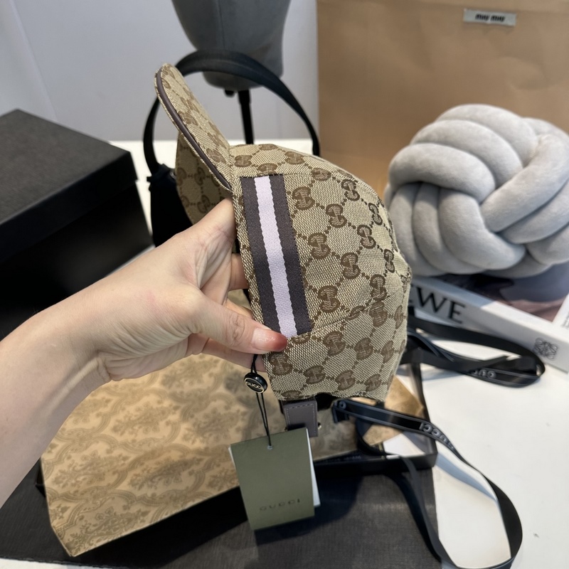 這款單品出自Gucci Lido系列，設計靈感源自意大利海岸的夏日風情和海灘俱樂