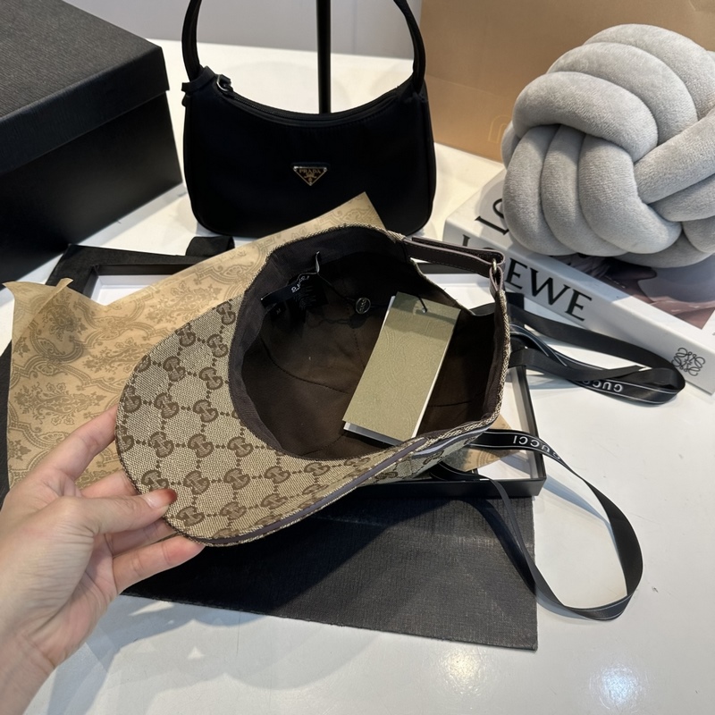 這款單品出自Gucci Lido系列，設計靈感源自意大利海岸的夏日風情和海灘俱樂