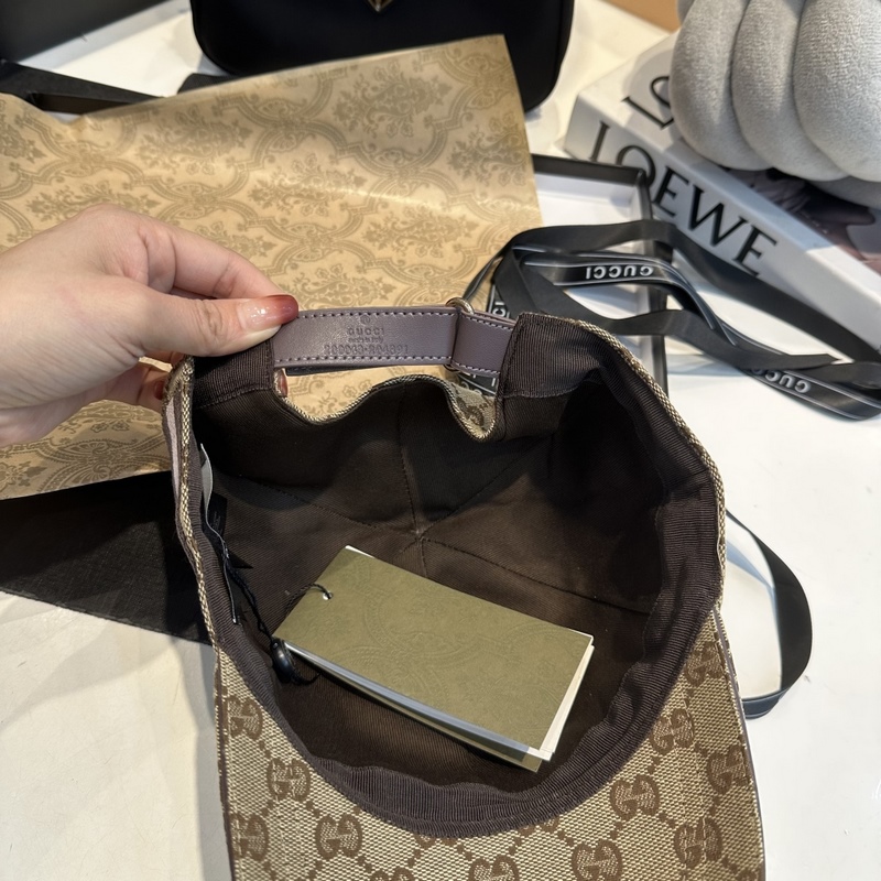 這款單品出自Gucci Lido系列，設計靈感源自意大利海岸的夏日風情和海灘俱樂