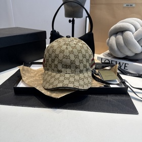 這款單品出自Gucci Lido系列，設(shè)計靈感源自意大利海岸的夏日風情和海灘俱樂