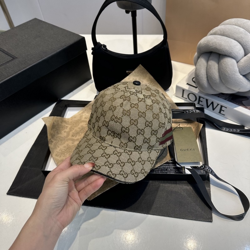 這款單品出自Gucci Lido系列，設計靈感源自意大利海岸的夏日風情和海灘俱樂