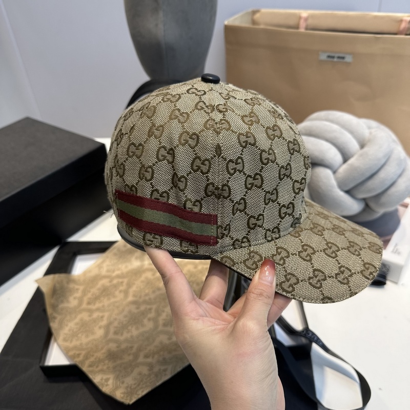 這款單品出自Gucci Lido系列，設計靈感源自意大利海岸的夏日風情和海灘俱樂