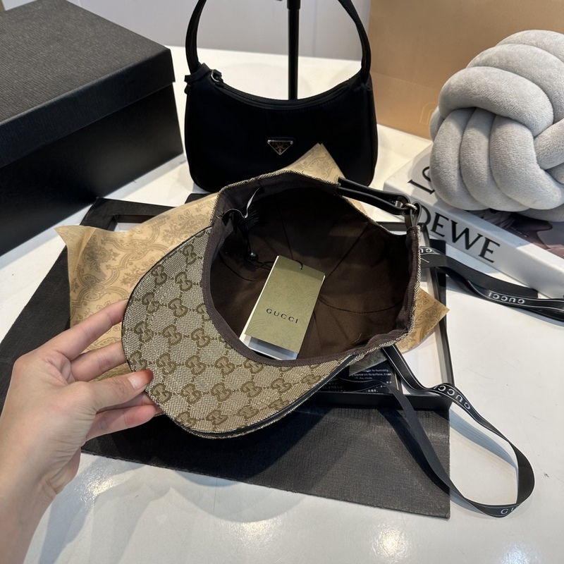 這款單品出自Gucci Lido系列，設計靈感源自意大利海岸的夏日風情和海灘俱樂