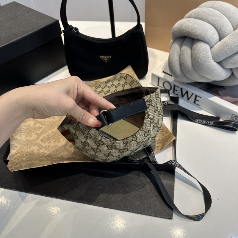 這款單品出自Gucci Lido系列，設計靈感源自意大利海岸的夏日風情和海灘俱樂