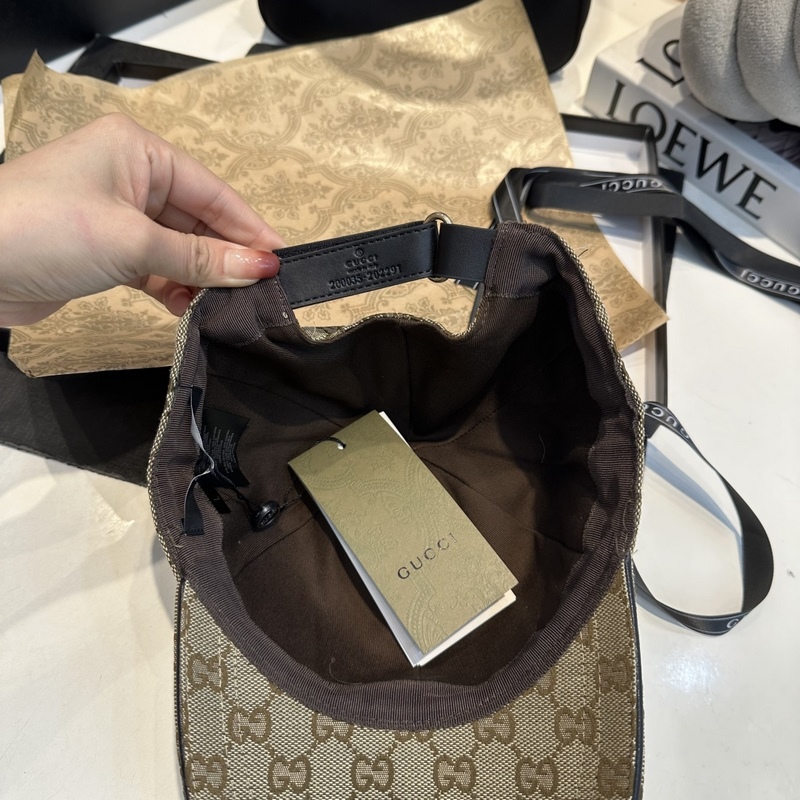 這款單品出自Gucci Lido系列，設計靈感源自意大利海岸的夏日風情和海灘俱樂