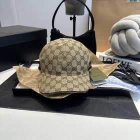 這款單品出自Gucci Lido系列，設(shè)計靈感源自意大利海岸的夏日風情和海灘俱樂