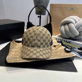 這款單品出自Gucci Lido系列，設(shè)計靈感源自意大利海岸的夏日風情和海灘俱樂