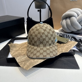 這款單品出自Gucci Lido系列，設(shè)計靈感源自意大利海岸的夏日風情和海灘俱樂