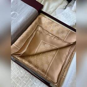 GUCCI品牌標志性元素GG圖案搭配雅緻配色，詮釋桑蠶絲配飾精湛質(zhì)感。這款方巾以