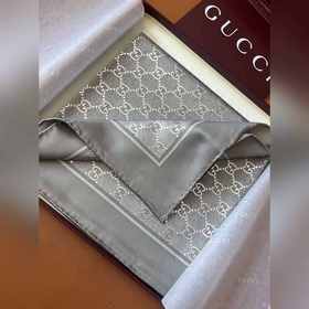 GUCCI品牌標志性元素GG圖案搭配雅緻配色，詮釋桑蠶絲配飾精湛質(zhì)感。這款方巾以
