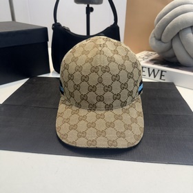 這款單品出自Gucci Lido系列，設(shè)計靈感源自意大利海岸的夏日風情和海灘俱樂