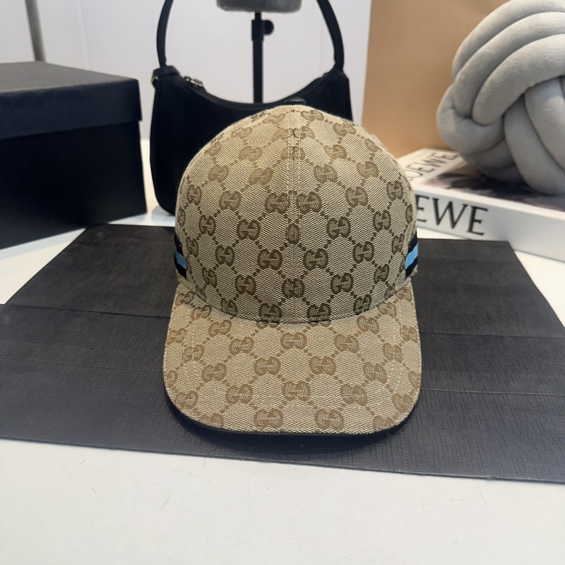 這款單品出自Gucci Lido系列，設(shè)計(jì)靈感源自意大利海岸的夏日風(fēng)情和海灘俱樂