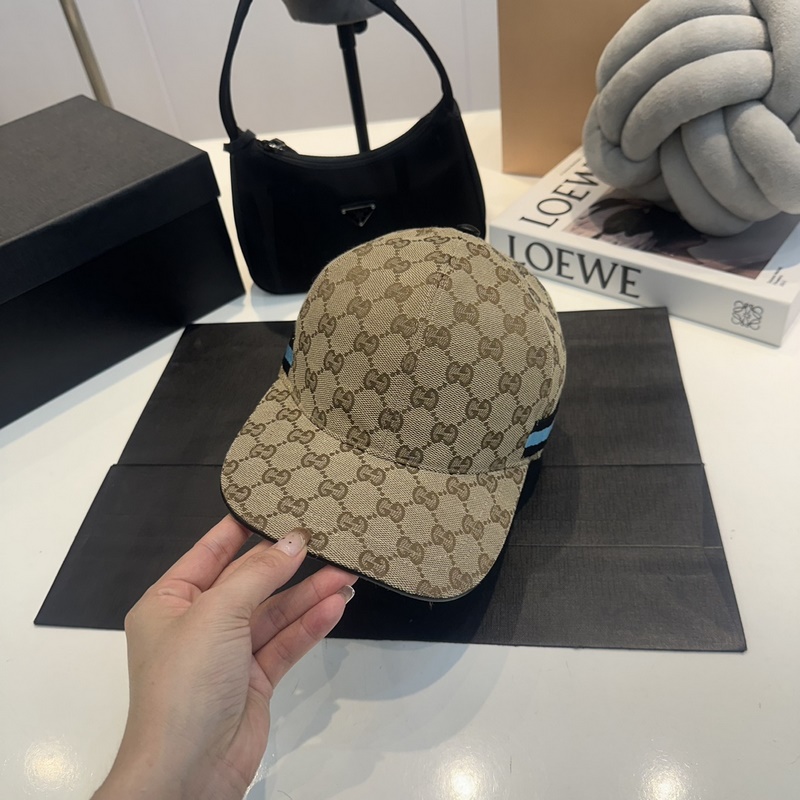 這款單品出自Gucci Lido系列，設(shè)計(jì)靈感源自意大利海岸的夏日風(fēng)情和海灘俱樂