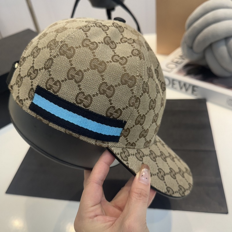 這款單品出自Gucci Lido系列，設(shè)計(jì)靈感源自意大利海岸的夏日風(fēng)情和海灘俱樂