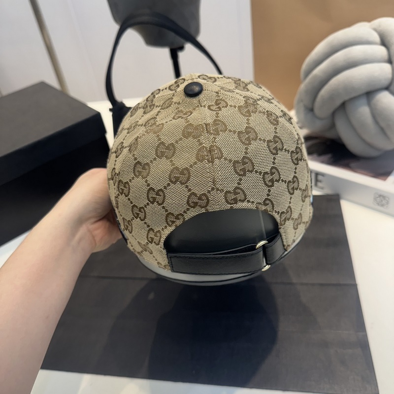 這款單品出自Gucci Lido系列，設(shè)計(jì)靈感源自意大利海岸的夏日風(fēng)情和海灘俱樂