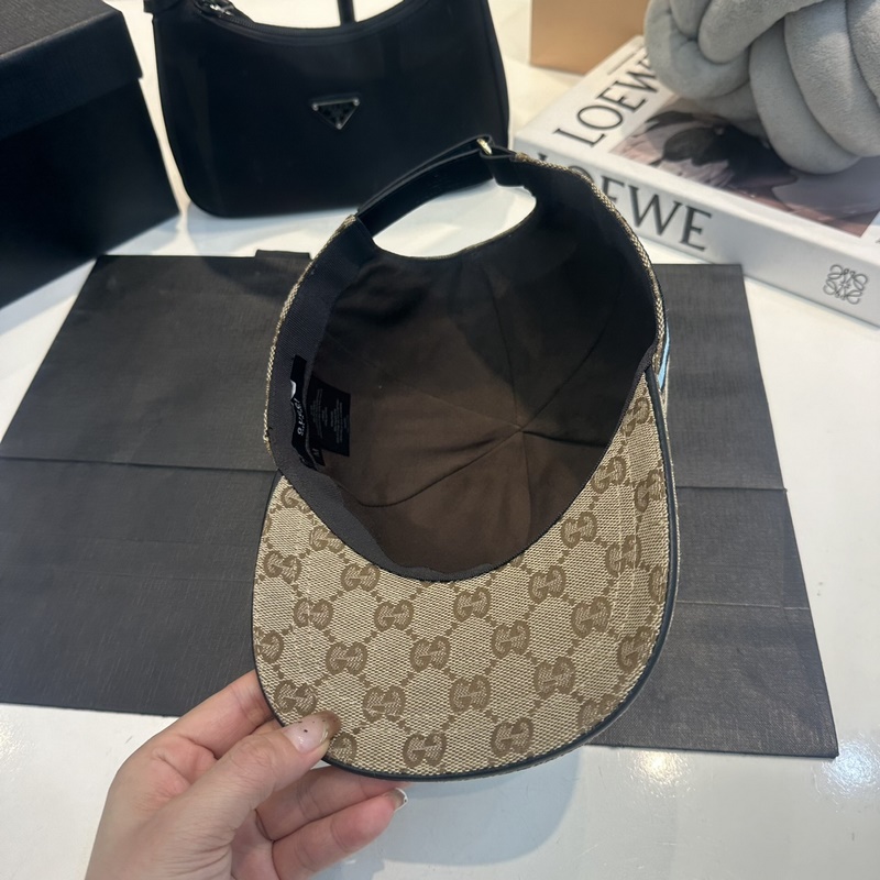 這款單品出自Gucci Lido系列，設(shè)計(jì)靈感源自意大利海岸的夏日風(fēng)情和海灘俱樂