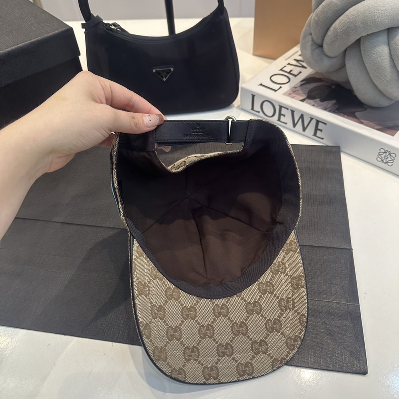 這款單品出自Gucci Lido系列，設(shè)計(jì)靈感源自意大利海岸的夏日風(fēng)情和海灘俱樂