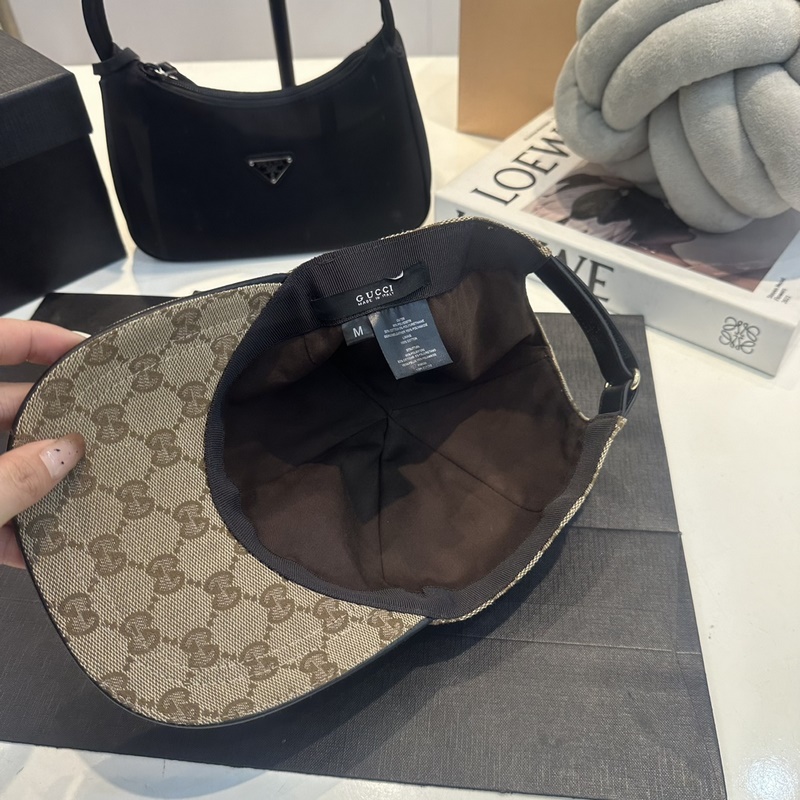 這款單品出自Gucci Lido系列，設(shè)計(jì)靈感源自意大利海岸的夏日風(fēng)情和海灘俱樂