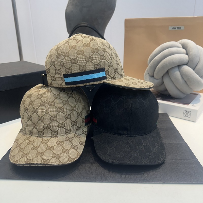 這款單品出自Gucci Lido系列，設(shè)計(jì)靈感源自意大利海岸的夏日風(fēng)情和海灘俱樂