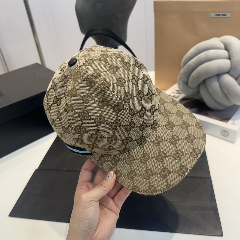 這款單品出自Gucci Lido系列，設(shè)計(jì)靈感源自意大利海岸的夏日風(fēng)情和海灘俱樂