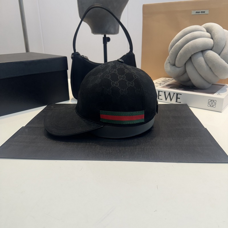 這款單品出自Gucci Lido系列，設(shè)計(jì)靈感源自意大利海岸的夏日風(fēng)情和海灘俱樂