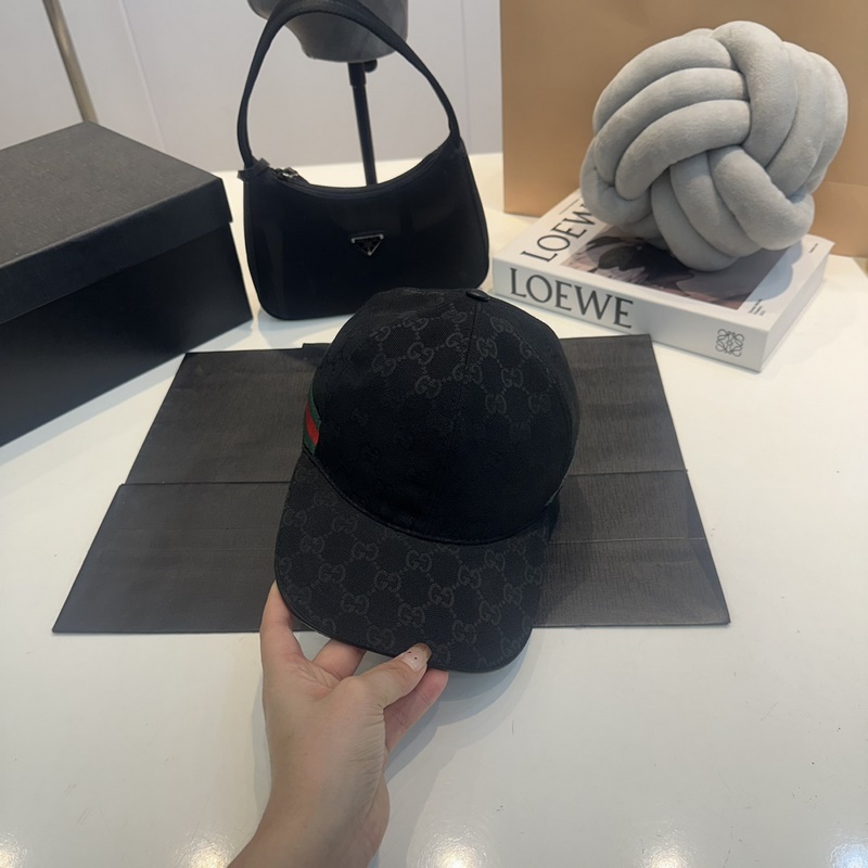 這款單品出自Gucci Lido系列，設(shè)計(jì)靈感源自意大利海岸的夏日風(fēng)情和海灘俱樂