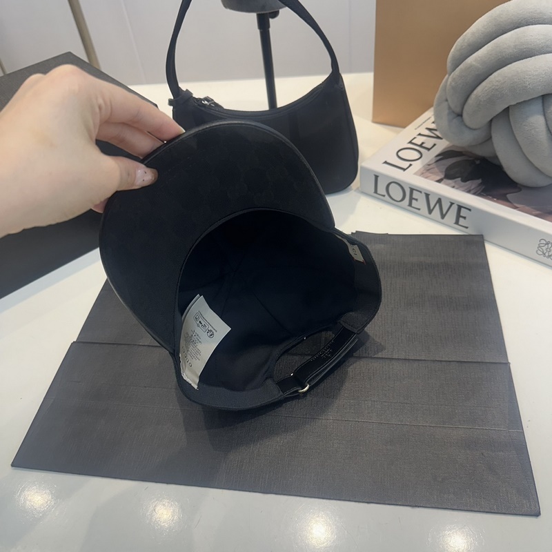 這款單品出自Gucci Lido系列，設(shè)計(jì)靈感源自意大利海岸的夏日風(fēng)情和海灘俱樂