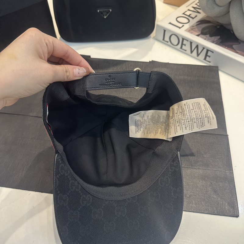 這款單品出自Gucci Lido系列，設(shè)計(jì)靈感源自意大利海岸的夏日風(fēng)情和海灘俱樂