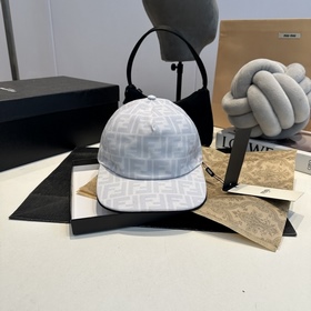 Gucci棒球帽 Gucci經(jīng)典圖案在這款飾有品牌標識的時尚單品中大放異彩。這款