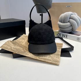 Gucci棒球帽 Gucci經(jīng)典圖案在這款飾有品牌標識的時尚單品中大放異彩。這款