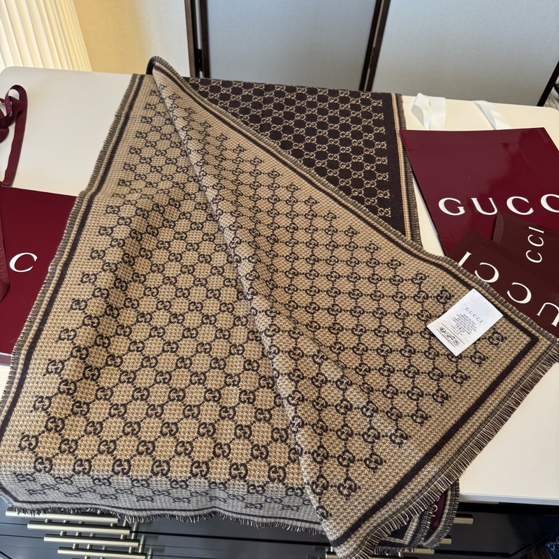 25新款GG風(fēng)格字母 180*47cm.100%羊毛 飾以經(jīng)典的 GG 圖案，該