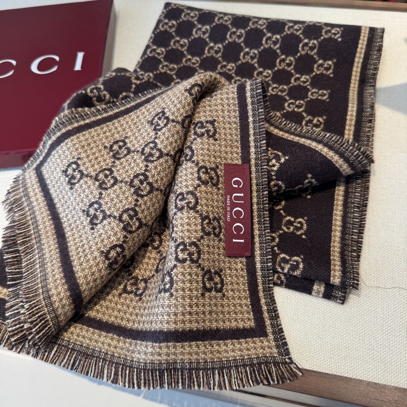 25新款GG風(fēng)格字母 180*47cm.100%羊毛 飾以經(jīng)典的 GG 圖案，該