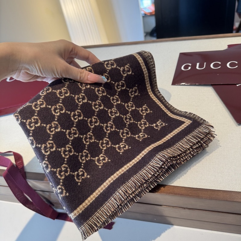 25新款GG風(fēng)格字母 180*47cm.100%羊毛 飾以經(jīng)典的 GG 圖案，該