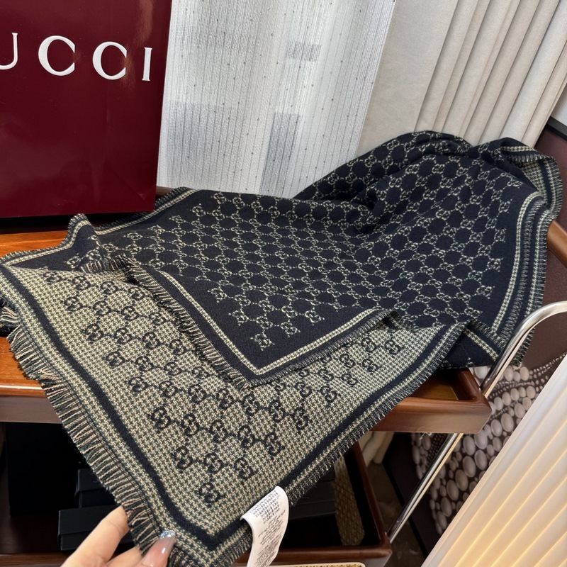 25新款GG風格字母 180*47cm.100%羊毛 飾以經典的 GG 圖案，該