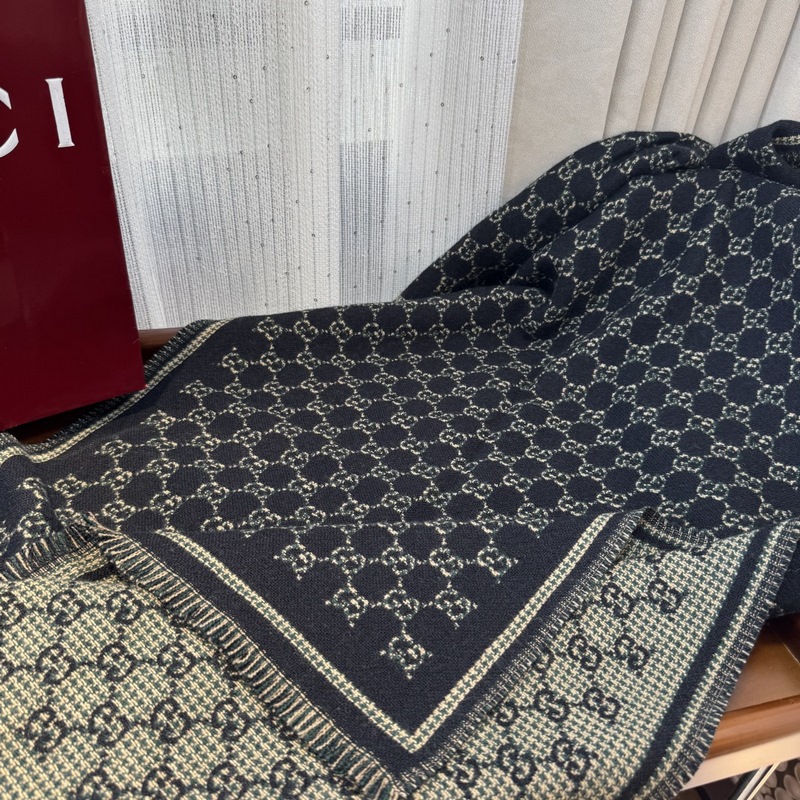 25新款GG風格字母 180*47cm.100%羊毛 飾以經典的 GG 圖案，該