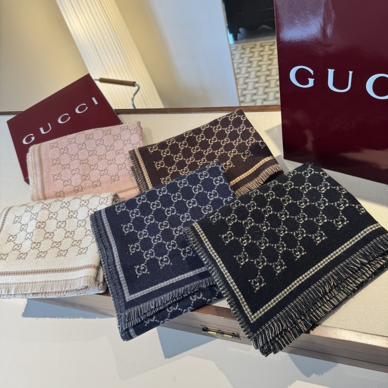 25新款GG風格字母 180*47cm.100%羊毛 飾以經典的 GG 圖案，該