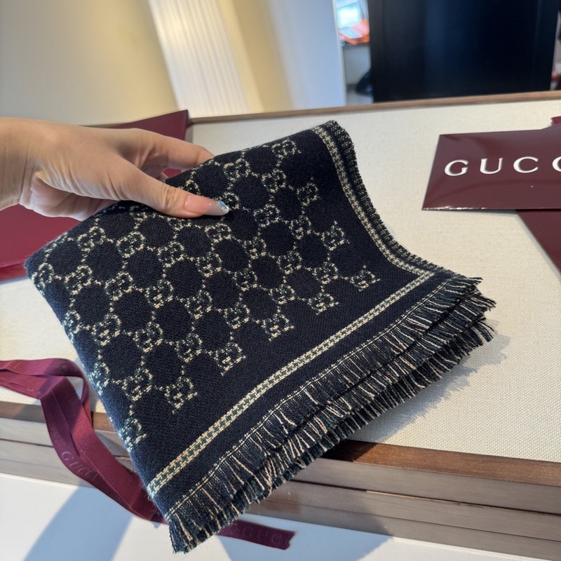 25新款GG風格字母 180*47cm.100%羊毛 飾以經典的 GG 圖案，該