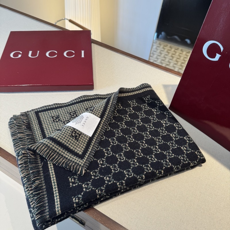 25新款GG風格字母 180*47cm.100%羊毛 飾以經典的 GG 圖案，該