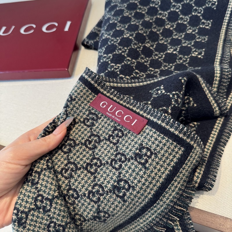 25新款GG風格字母 180*47cm.100%羊毛 飾以經典的 GG 圖案，該