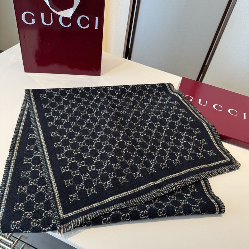 25新款GG風格字母 180*47cm.100%羊毛 飾以經典的 GG 圖案，該