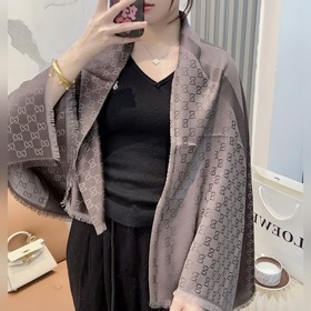 Gucci方巾尾單！打算下單的親最好最好專櫃選好顔色！說實(shí)話，我也是初見如此如此