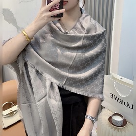 Gucci方巾尾單！打算下單的親最好最好專櫃選好顔色！說實(shí)話，我也是初見如此如此