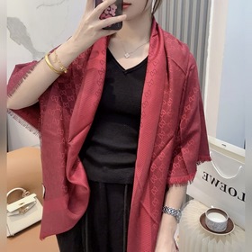 Gucci方巾尾單！打算下單的親最好最好專櫃選好顔色！說實(shí)話，我也是初見如此如此