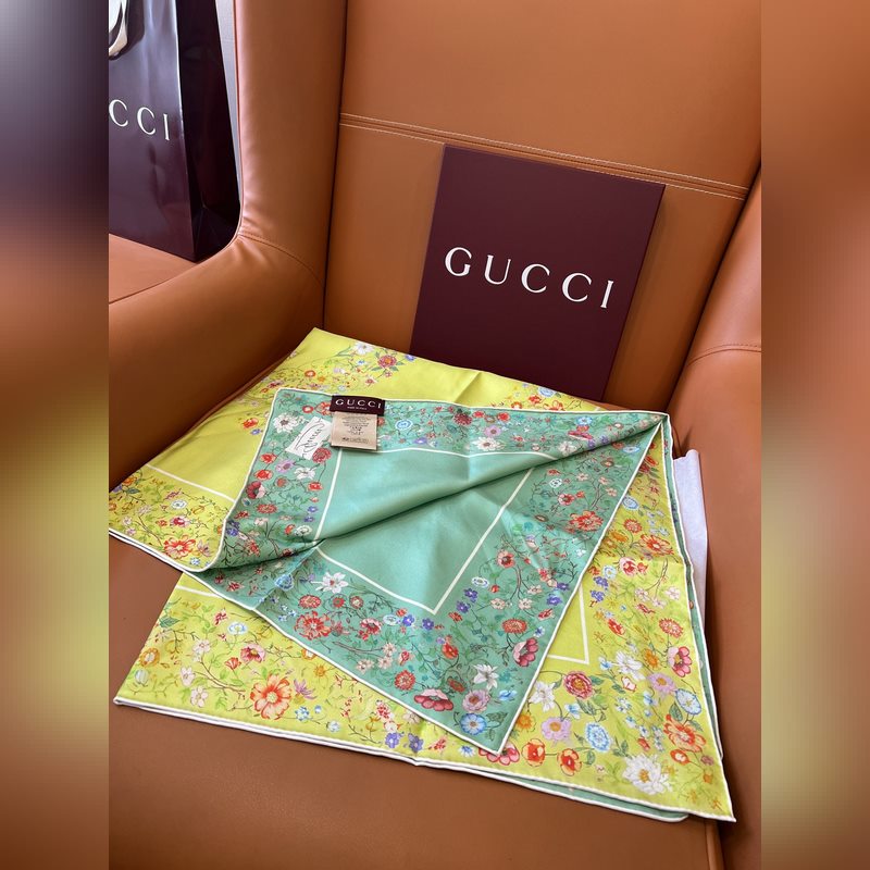 Gucci互扣式雙G花卉雙面異色印花桑蠶絲斜紋方巾 尺寸：90x90cm 材質：