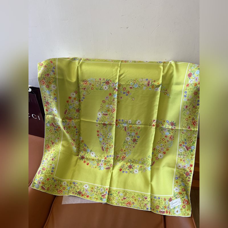 Gucci互扣式雙G花卉雙面異色印花桑蠶絲斜紋方巾 尺寸：90x90cm 材質：