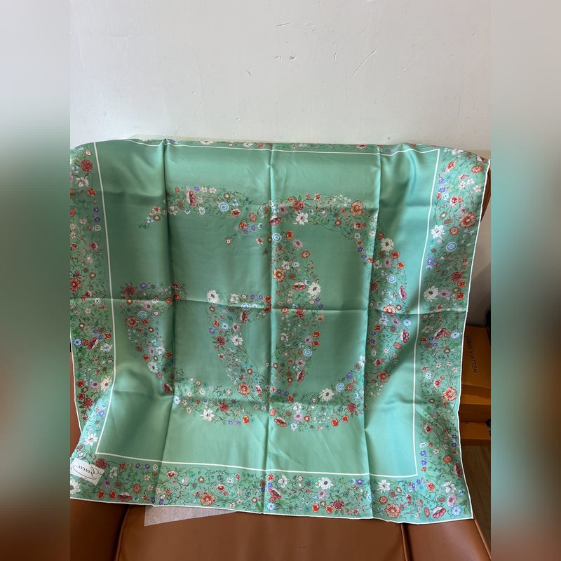 Gucci互扣式雙G花卉雙面異色印花桑蠶絲斜紋方巾 尺寸：90x90cm 材質：