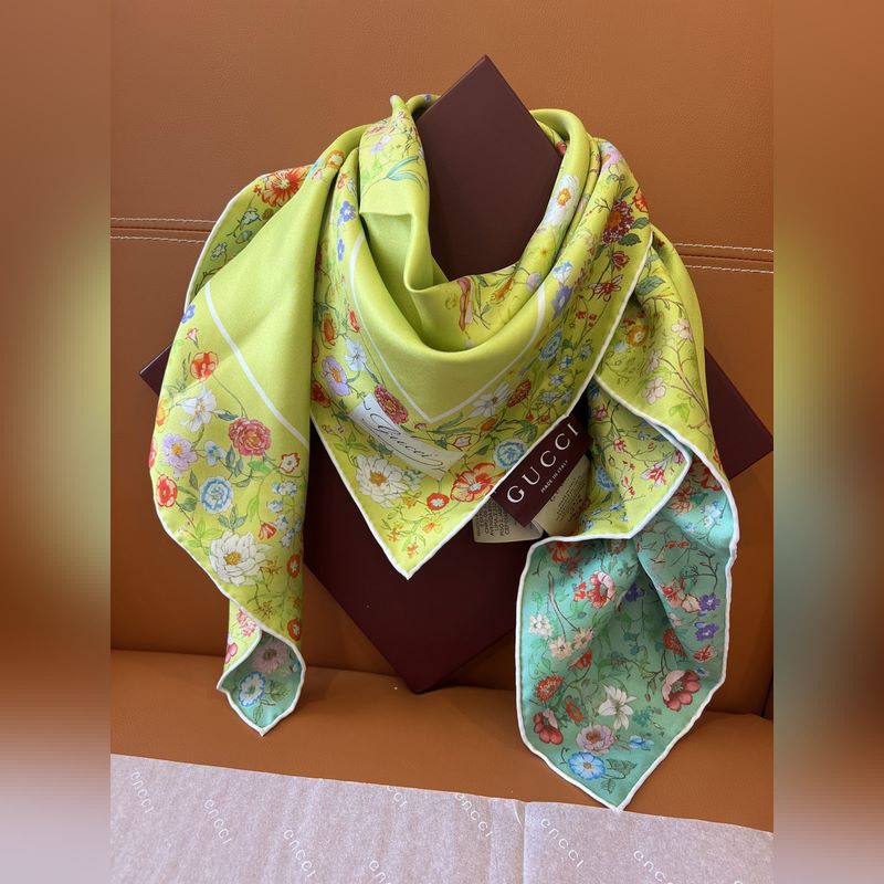 Gucci互扣式雙G花卉雙面異色印花桑蠶絲斜紋方巾 尺寸：90x90cm 材質：